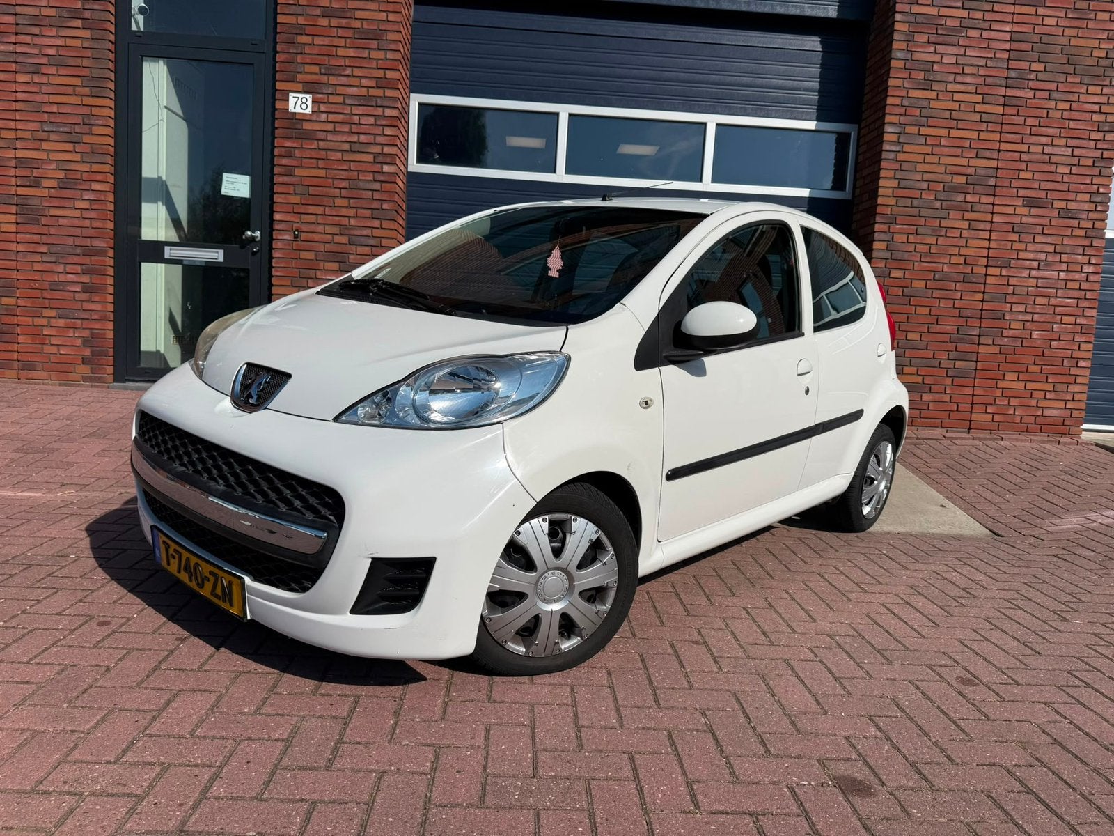Peugeot 107 1.0 12V 5DR 2-TRONIC 2011 Wit, 4 stoelen, Particulier, Geïmporteerd, 825 kg
