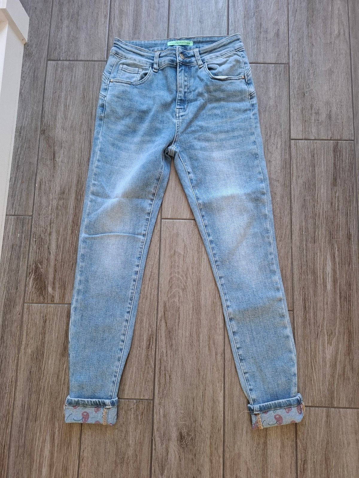 Nieuw dames spijkerbroek met kersen ,jeans maat M, Blauw, Nieuw, Ophalen of Verzenden, W30 - W32 (confectie 38/40)