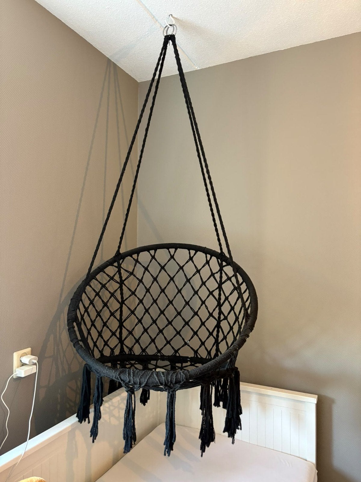 Zwarte Macramé Hangstoel - Perfect voor Binnen of Buiten, Ophalen, Gebruikt