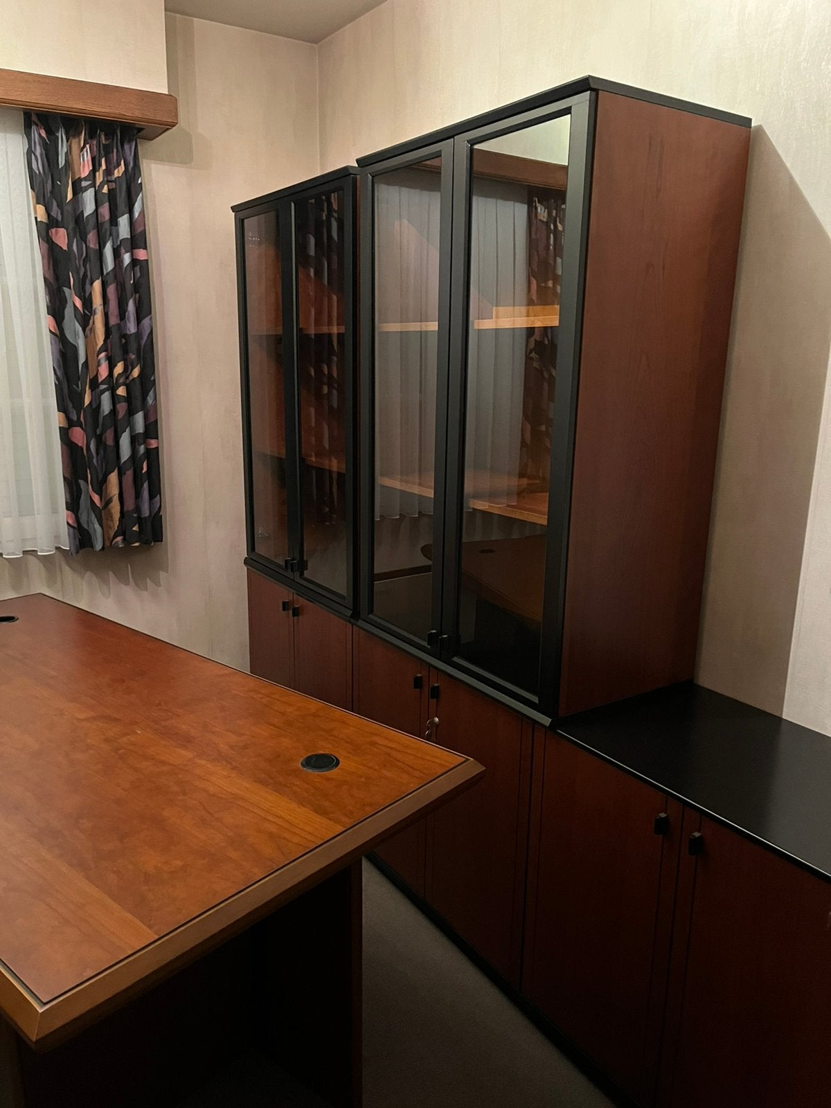 Volledige bureau-inrichting - 5 kasten en bureau, Ophalen, Hout, Bruin, Zo goed als nieuw
