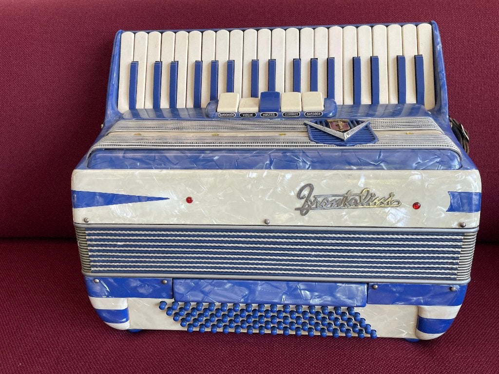 Italiaanse Frontalini accordeon . 80 bas .Warme klank ., Muziek en Instrumenten, Overige merken, Gebruikt, 80-bas, Met koffer