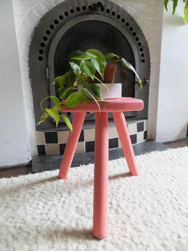 lief roze vintage melkkrukje, oud bijzet- of plantentafeltje, Ophalen, Hout