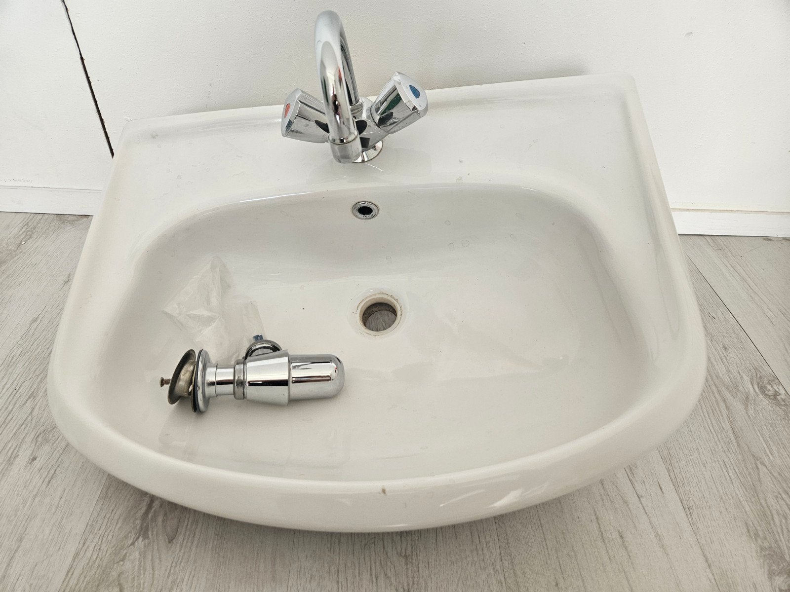 Sphinx wastafel met kraan en sifon, Doe-het-zelf en Verbouw, Sanitair, Ophalen, Gebruikt, Steen, Wastafel
