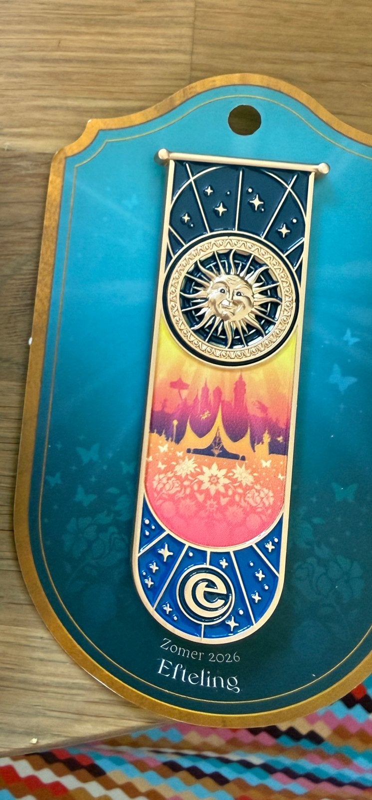 Efteling Zomer 2026 Pin nummer 5, Verzamelen, Ophalen of Verzenden, Nieuw, Button of Speldje