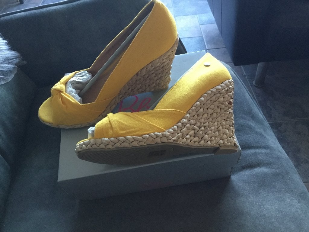 Nieuw gele sleehak sandalen 42 Blink, Ophalen, Geel, Nieuw, Schoenen met hoge hakken