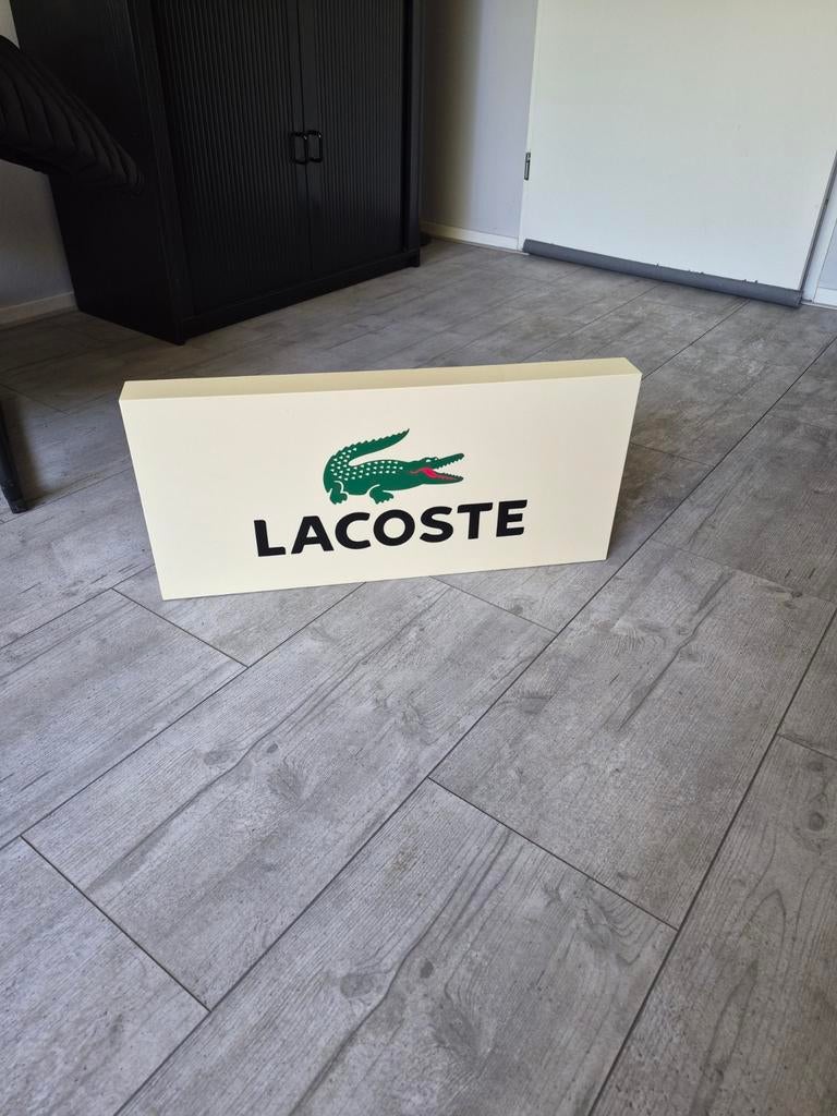 Lacoste bord kunststof reclame bord mancave jaren 80, Ophalen of Verzenden, Reclamebord