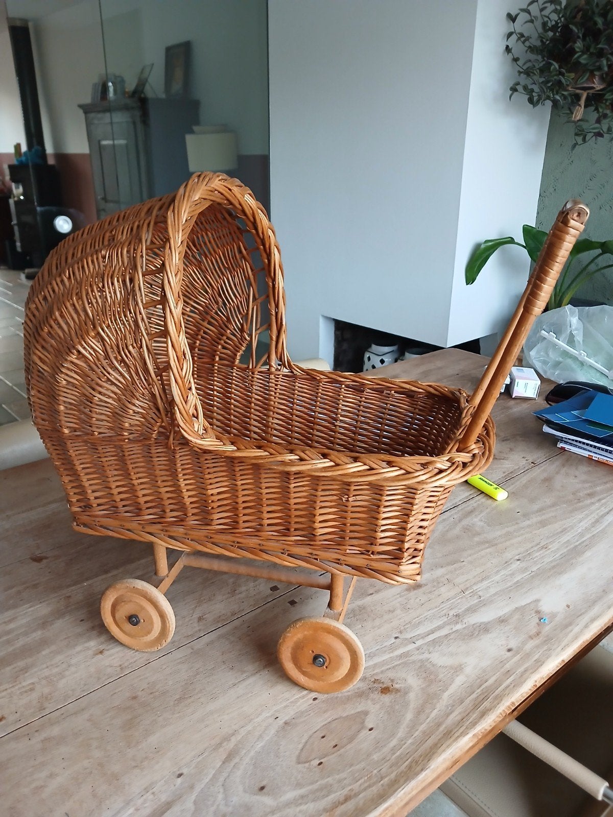 Vintage rotan poppenwagen uit de jaren '80, Ophalen of Verzenden, Gebruikt, Babypop