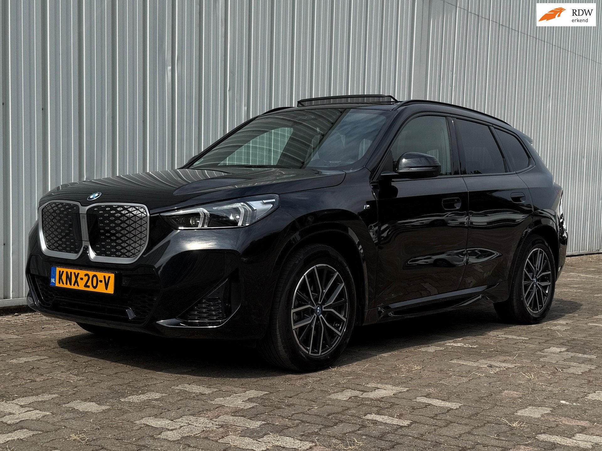 BMW IX1 XDrive30 Panorama M-Sportpakket H&K SoH 97 %, Auto's, Automaat, Gebruikt, Zwart, Zwart