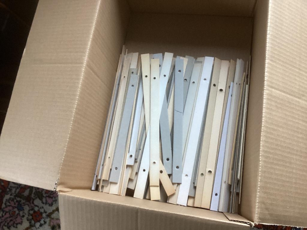 Grote doos vol met tussen schotjes voor diverse FDC Albums, Ophalen, Verzamelalbum