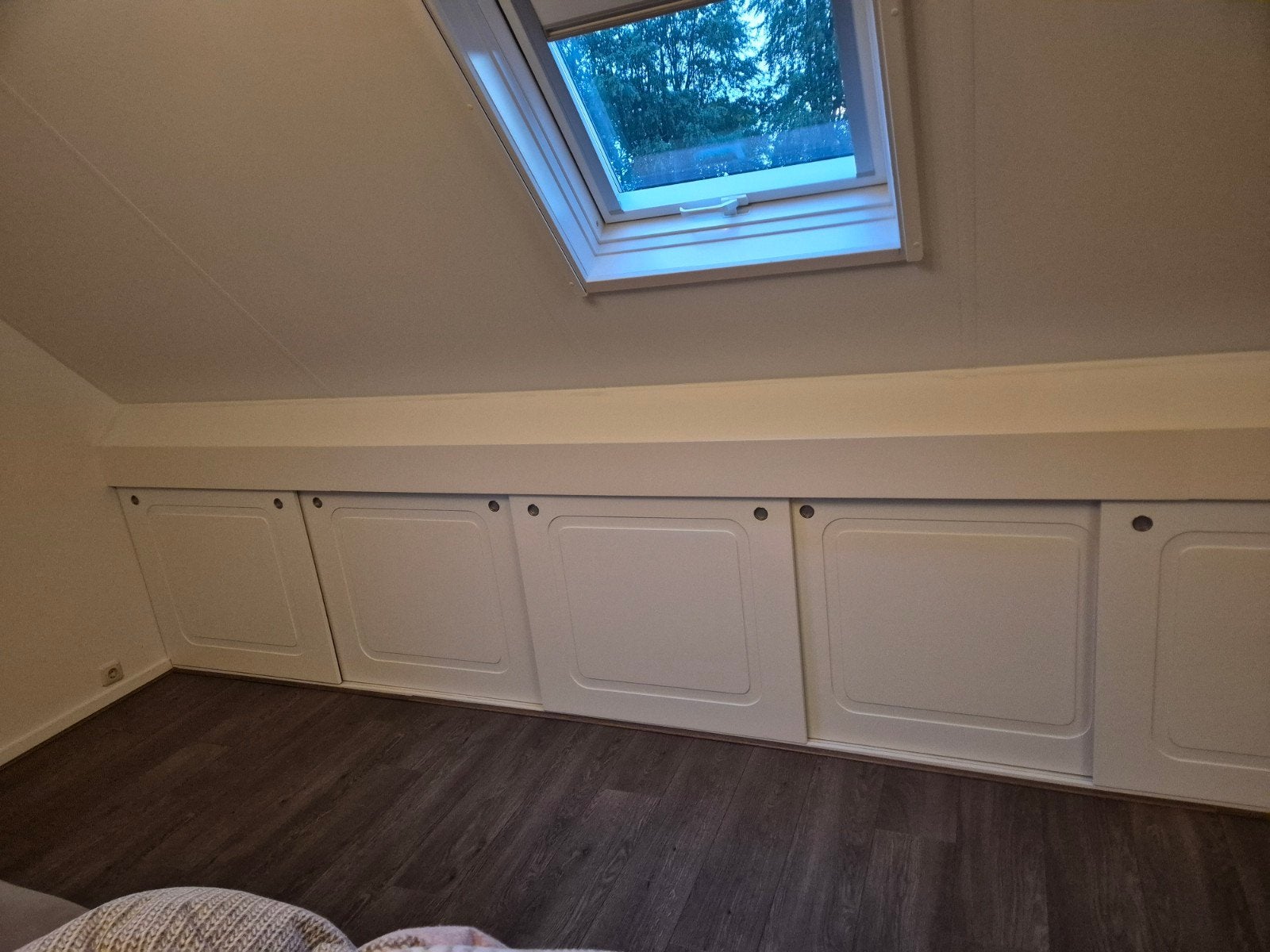 Kastenwand met schuifdeuren voor schuine wand (hout), Huis en Inrichting, Kasten | Kledingkasten, Ophalen, Modern, functioneel