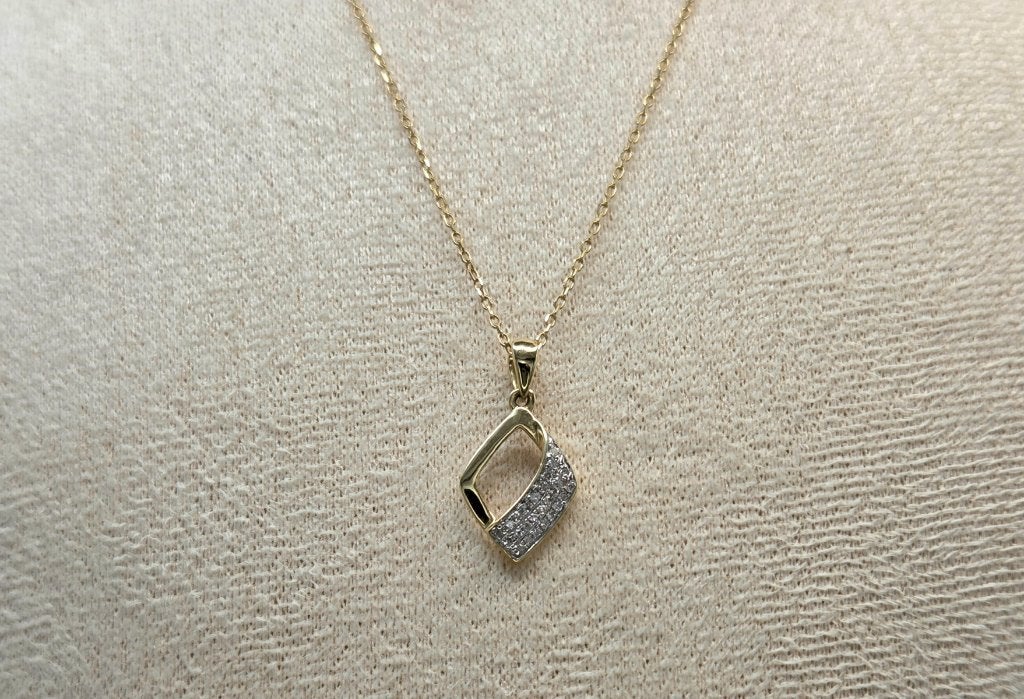 Gouden ketting met bi-color hanger en diamanten. 2026/660, Overige voorstellingen, ., Ophalen of Verzenden, Zo goed als nieuw