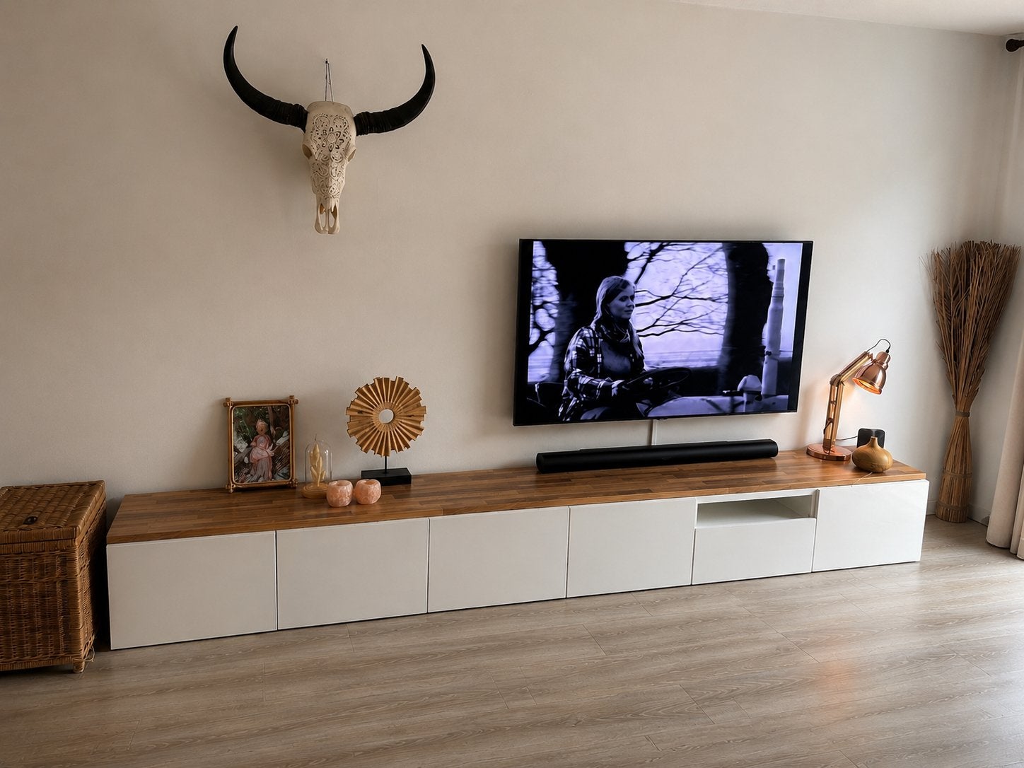 Modern tv-meubel met blad en witte kasten, Huis en Inrichting, Kasten | Televisiemeubels, Ophalen, Zo goed als nieuw, 200 cm of meer