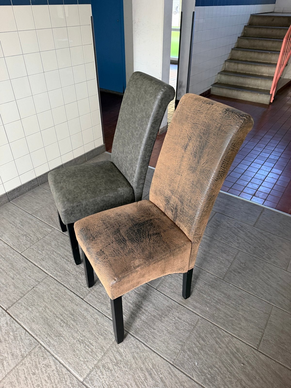 8 stoelen in twee kleuren - 4 bruin, 4 grijs, Huis en Inrichting, Ophalen, Overige materialen, Gebruikt, Bruin