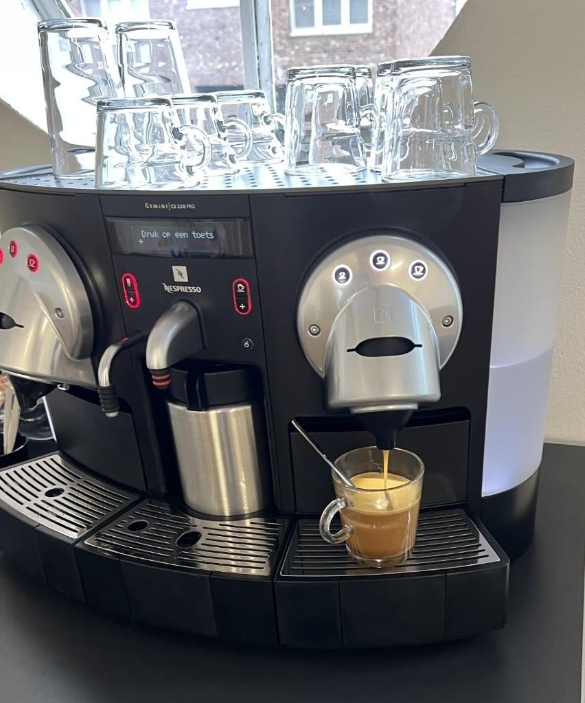 Nespresso Gemini CS220 PRO, Witgoed en Apparatuur, Koffiezetapparaten, Ophalen, Koffiepads en cups, Gebruikt, 10 kopjes of meer