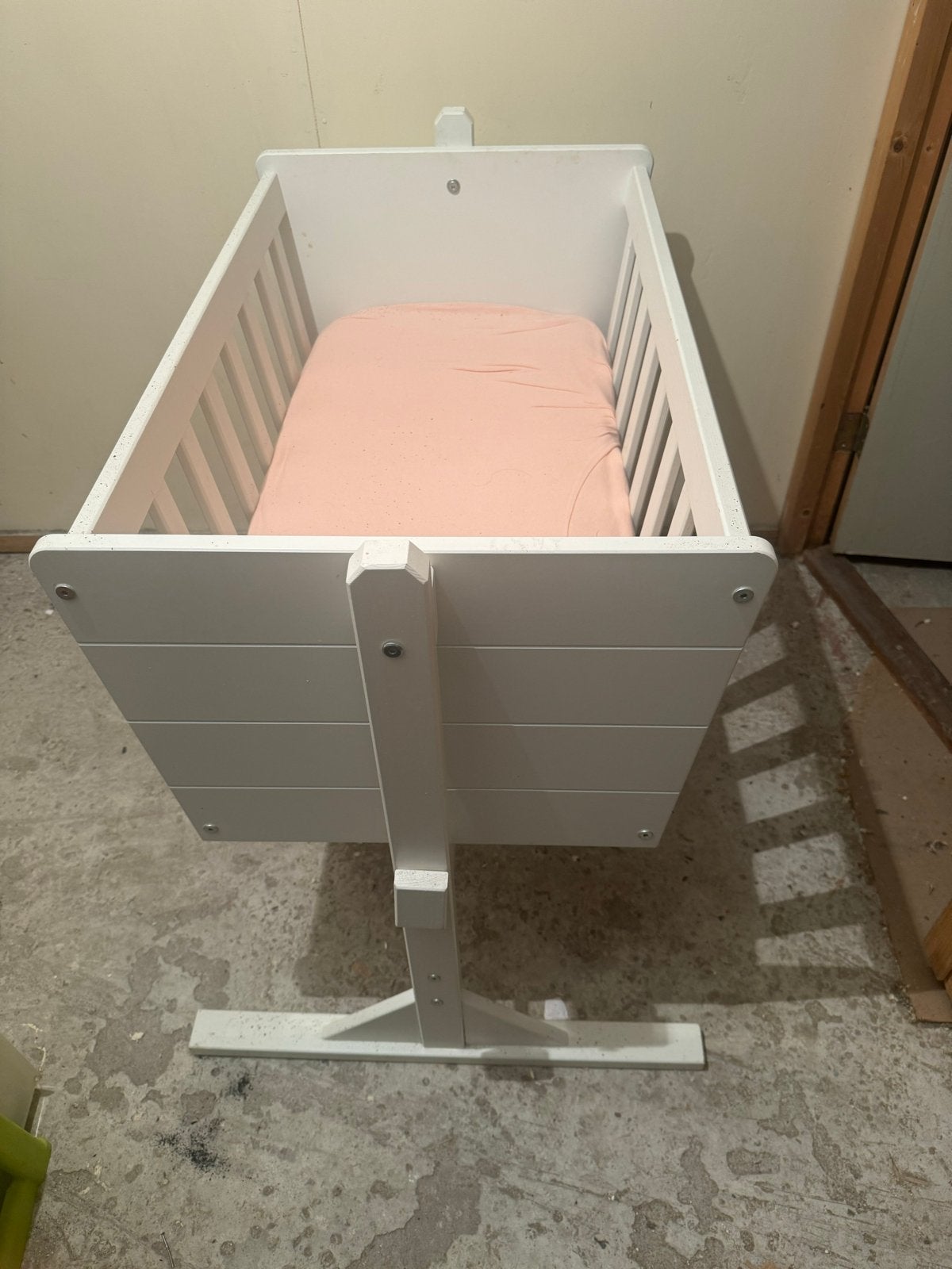 Wit houten wiegje met roze matrasje, Kinderen en Baby's, Babywiegjes en Ledikanten, Ophalen, Gebruikt, Wieg