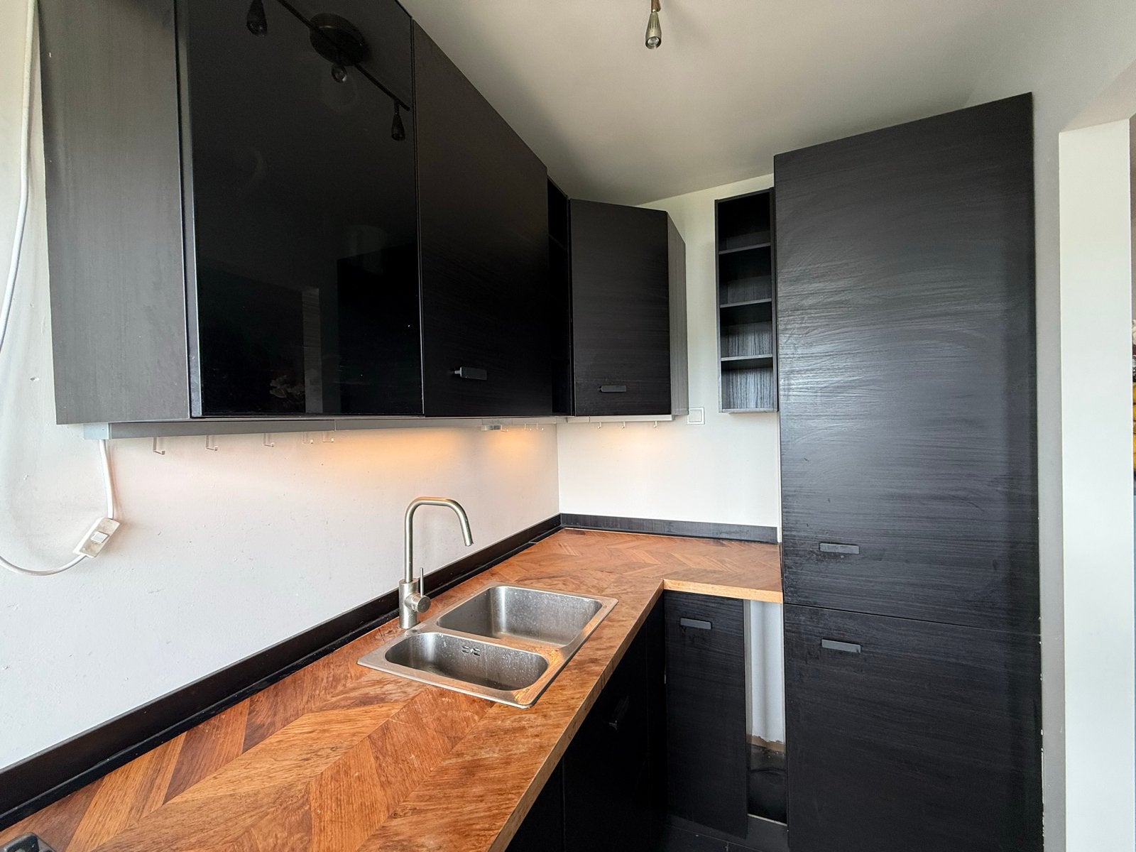 Gratis Keuken af te halen met koelkast, oven en gasplaat, Huis en Inrichting, Keuken | Complete keukens, Ophalen, Gebruikt, Zwart