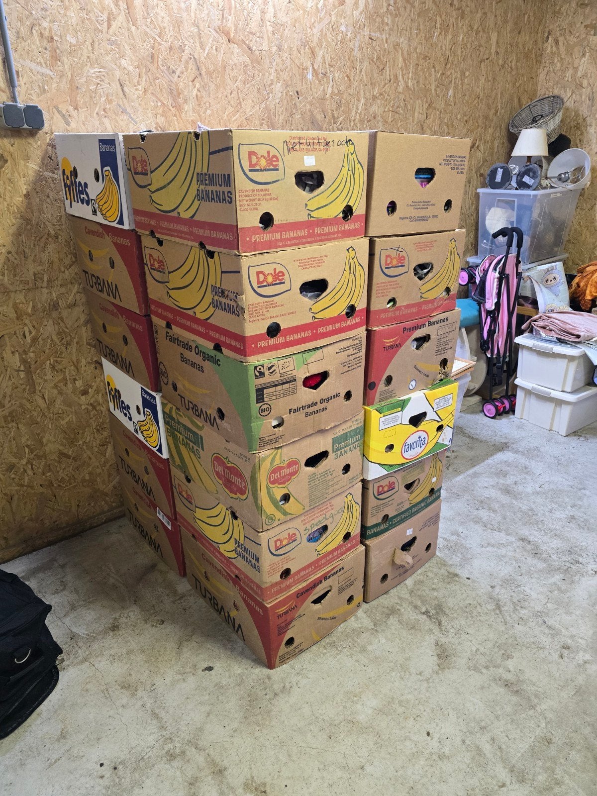 24 bananendozen vol kleding, Ophalen of Verzenden