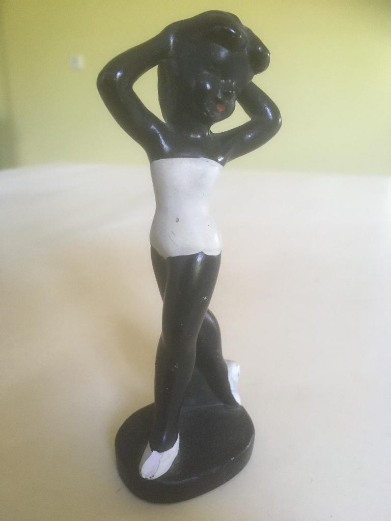 beeldje van danseresje zwart wit mat aardewerk, Ophalen of Verzenden, Zo goed als nieuw, Mens