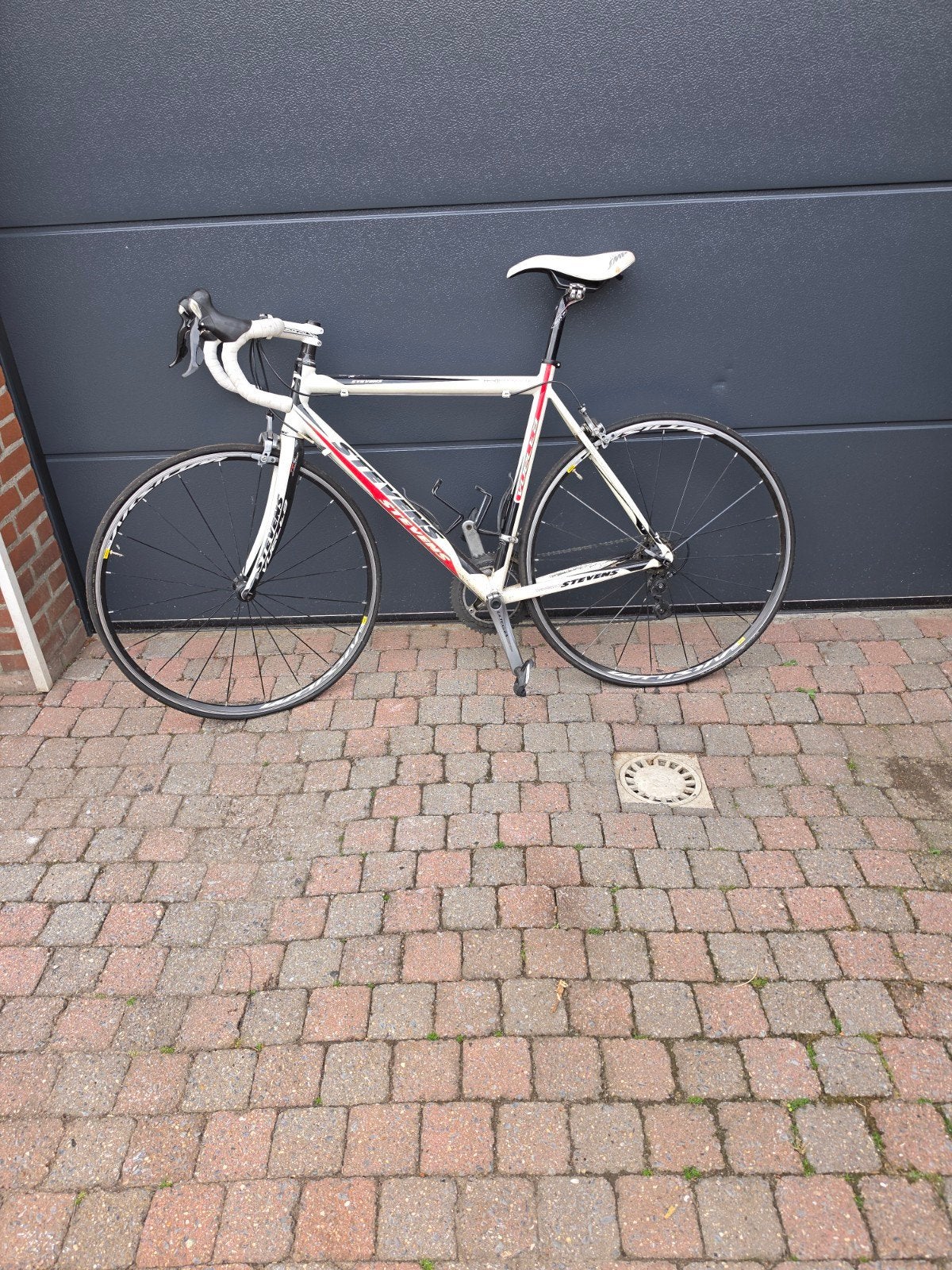 Stevens racefiets - Wit met rode accenten, Fietsen en Brommers, Fietsen | Racefietsen, Overige merken, 28 inch, Gebruikt, Aluminium