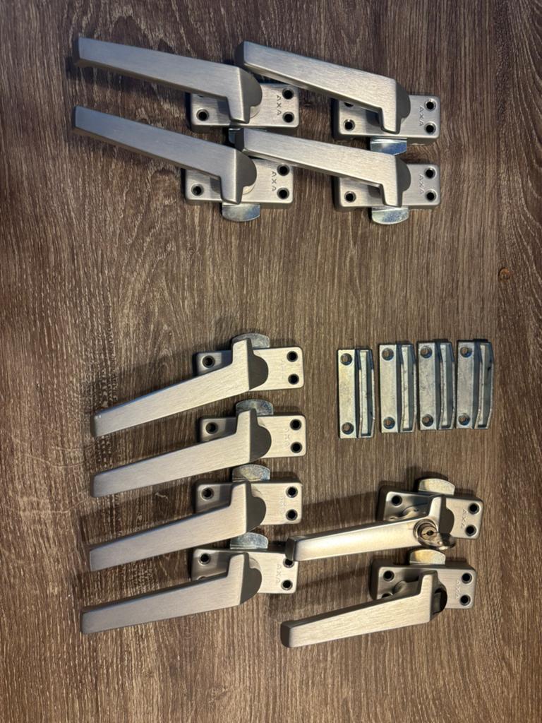 Set AXA raamsluitingen, Ophalen, Zo goed als nieuw, Overige materialen, Klink of Kruk