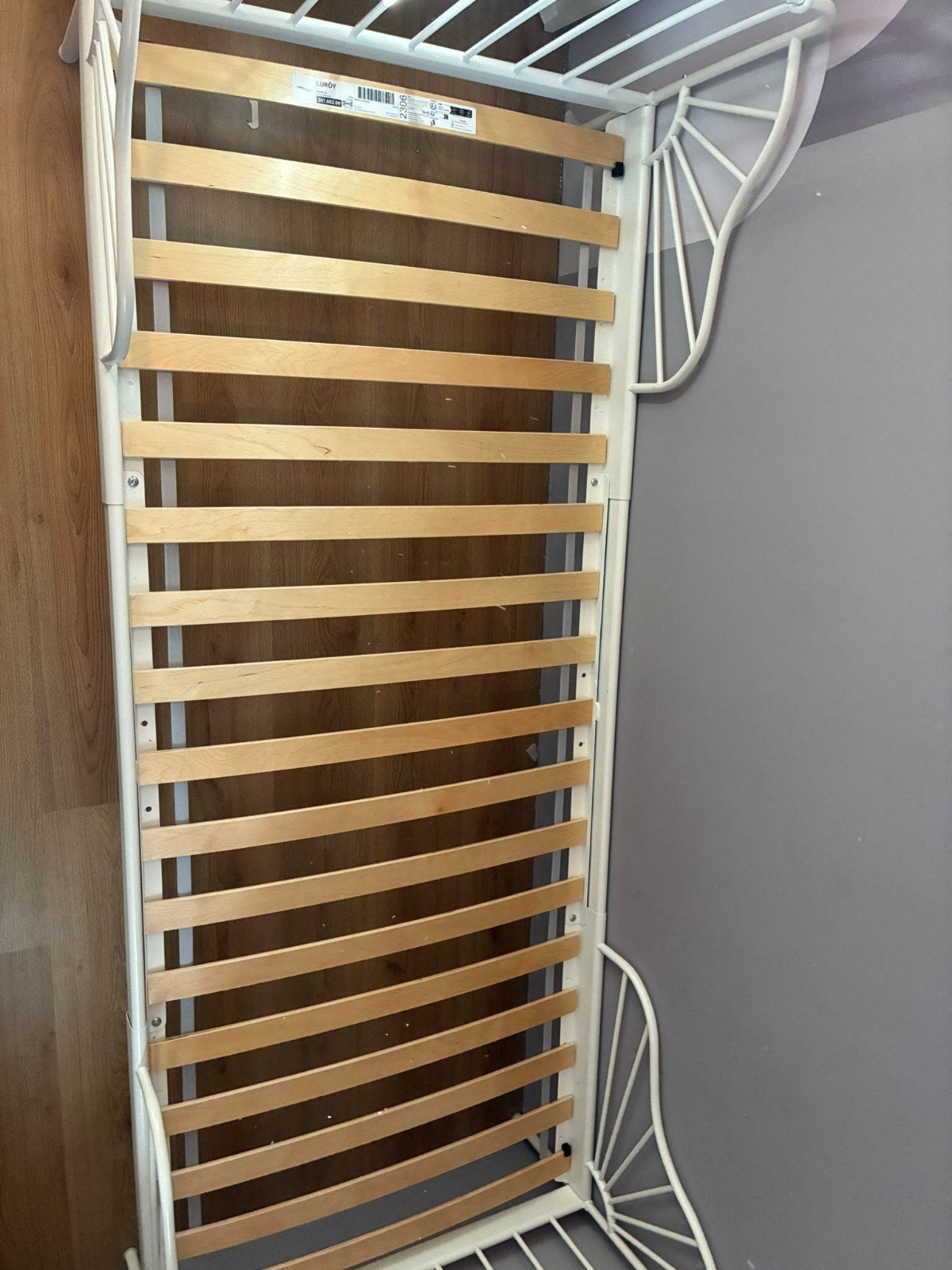 IKEA uitschuifbaar bed met meegroeimatras (schoon), Huis en Inrichting, Ophalen, Verstelbaar, Eenpersoons, Wit