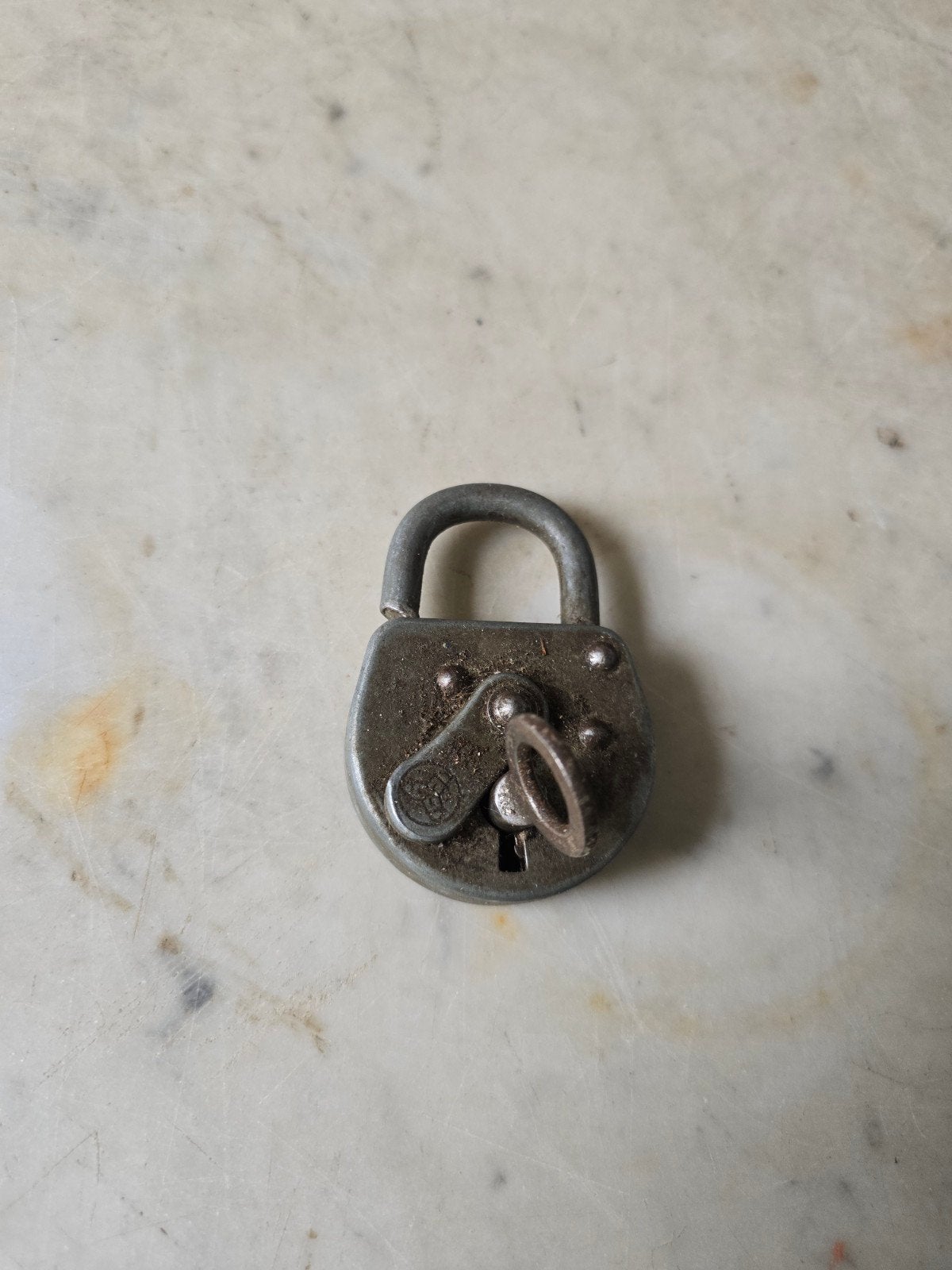 Oud metalen hangslot, Ophalen of Verzenden