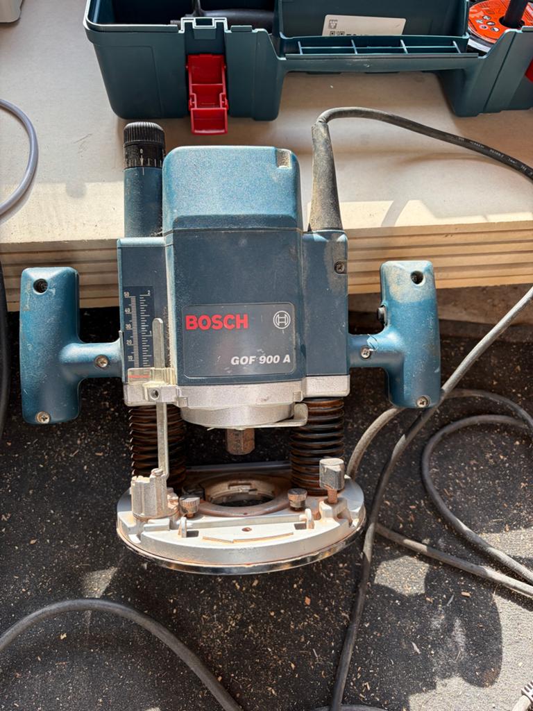 Bosch GOF 900 A Bovenfrees, Doe-het-zelf en Verbouw, Gereedschap | Freesmachines, Ophalen of Verzenden, Gebruikt, Elektrisch, Bovenfrees