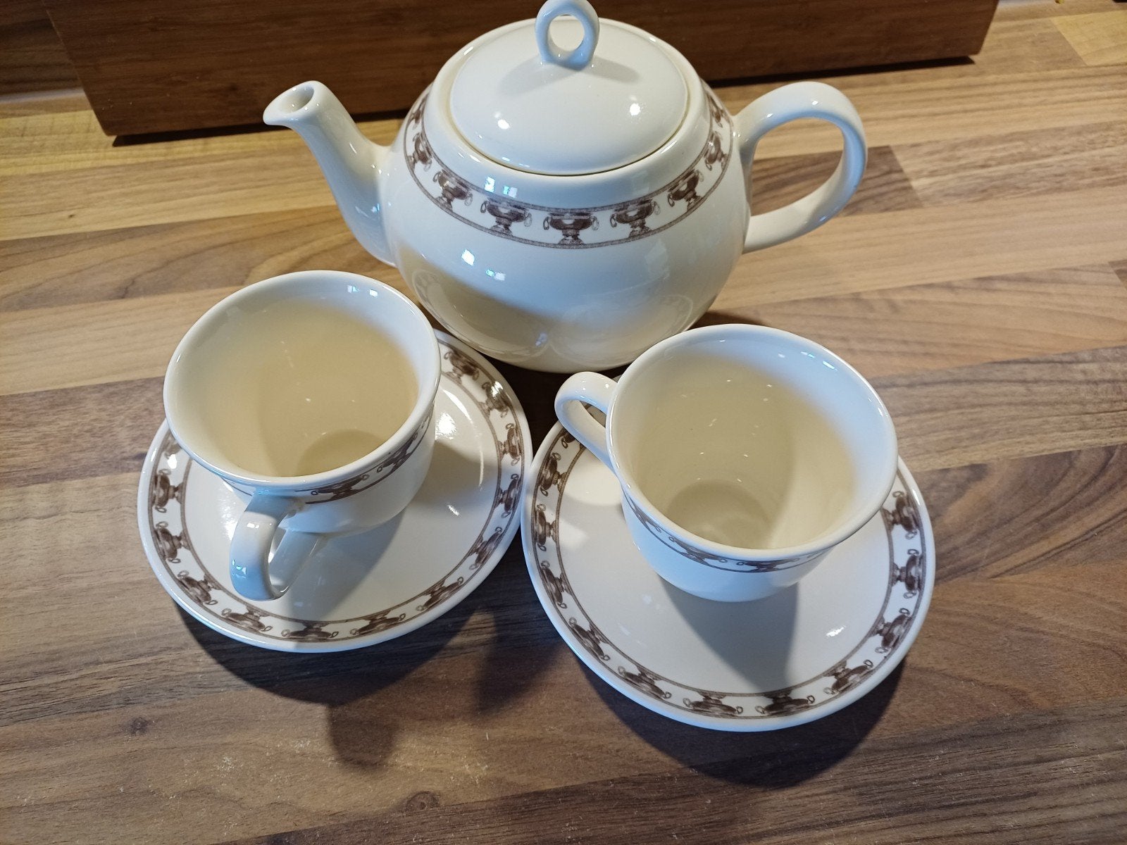 Theepot met 2 kopjes en schotels - VOS Home & Garden, Overige merken, Ophalen of Verzenden, Zo goed als nieuw, Theepot