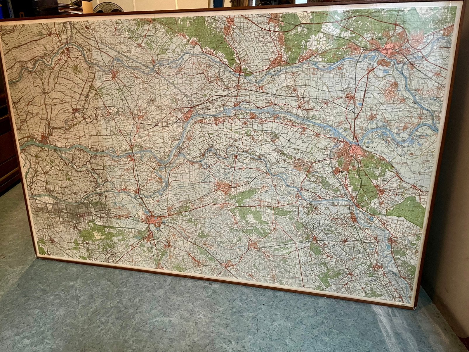 Grote oude wegenkaart op wandbord, Ophalen