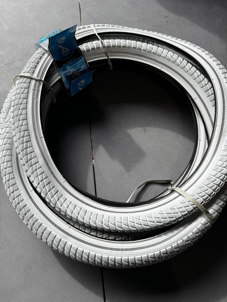 Nieuw set van 5 fietsbanden 20 inch wit amigo, Ophalen of Verzenden, Zo goed als nieuw, Minder dan 2 meter, Overige kabels