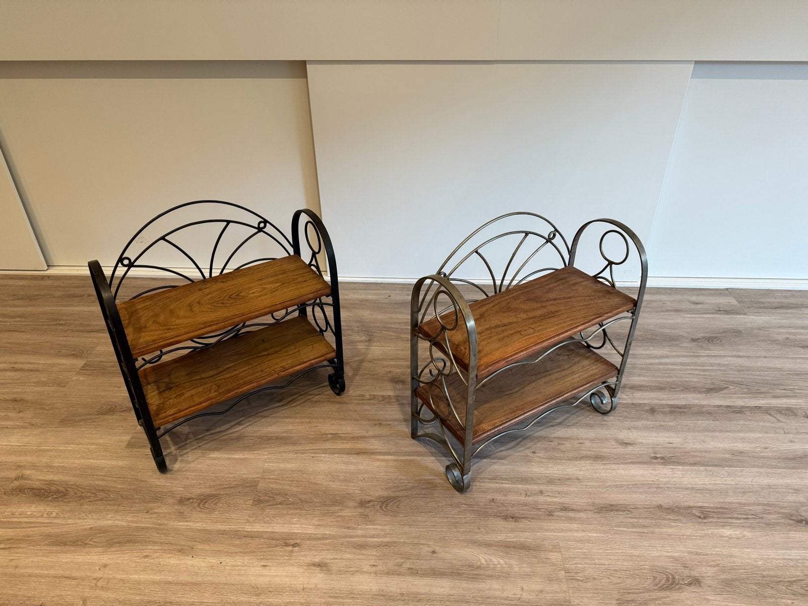 Set van 2 smeedijzeren rekken met houten planken, Antiek en Kunst, Ophalen of Verzenden