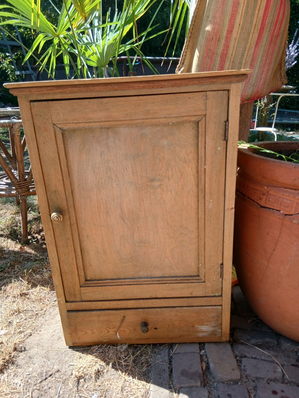 Antiek houten wandkastje met koperen knopjes, Antiek en Kunst, Ophalen