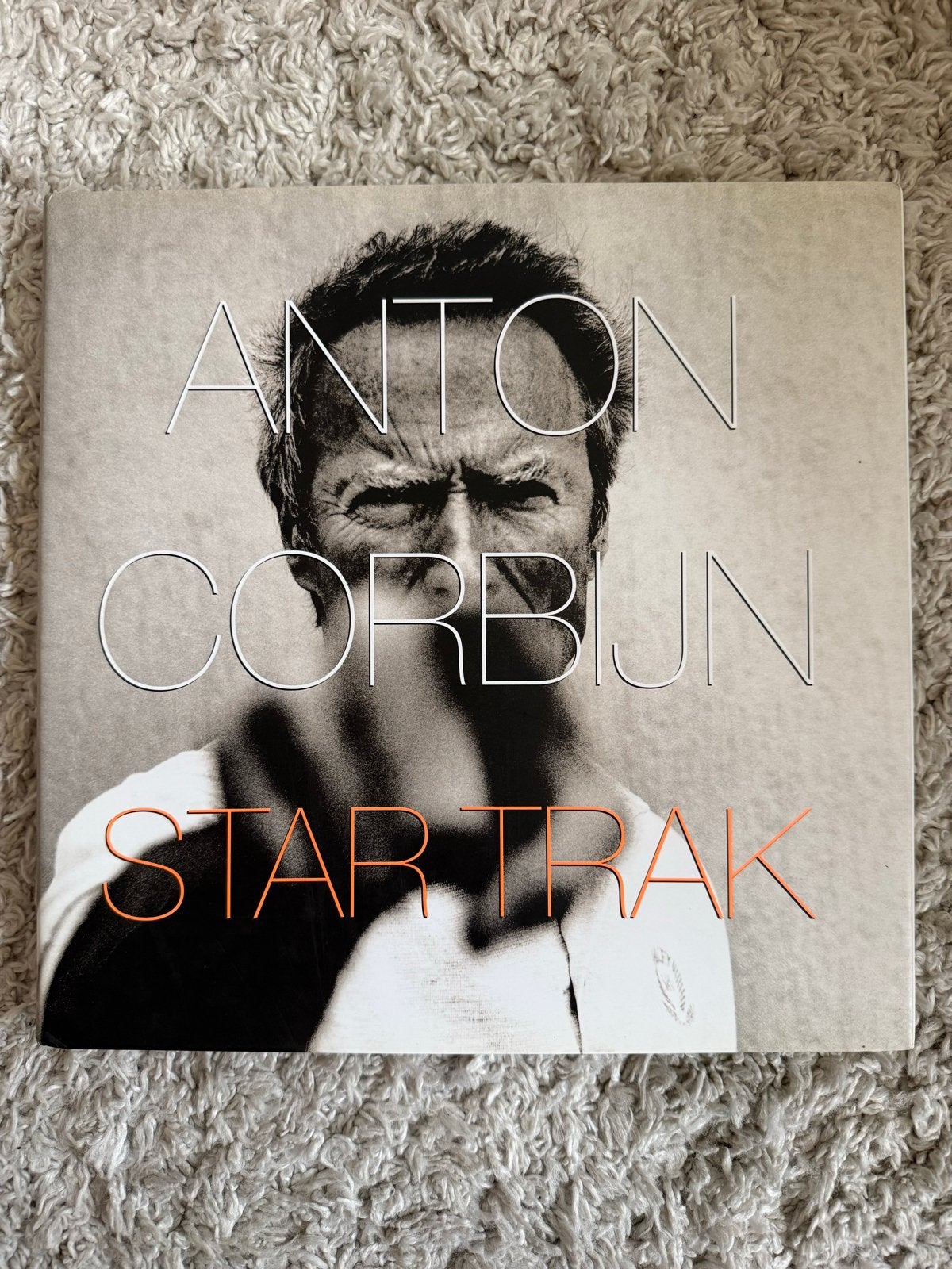 Gesigneerd: Anton Corbijn - Star Trak, Boeken, Ophalen of Verzenden, Zo goed als nieuw, Fotografen