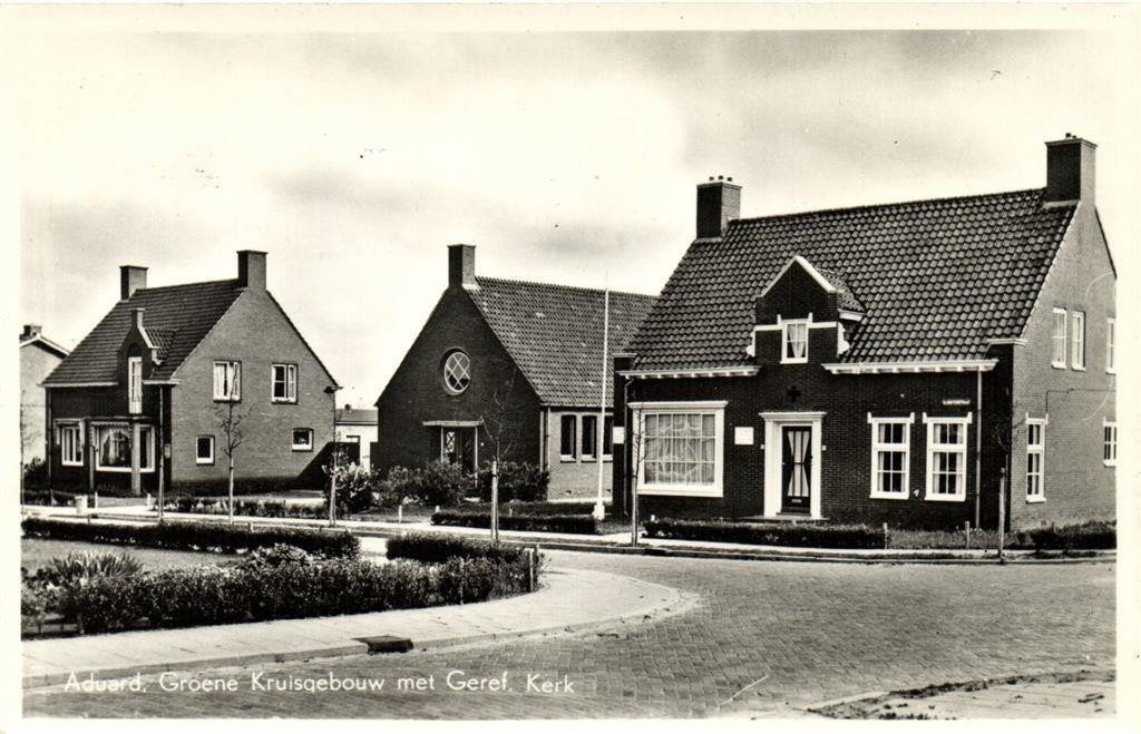 Aduard, Groene Kruisgebouw met Geref. Kerk - ongelopen, Verzamelen, Ansichtkaarten | Nederland, Ophalen of Verzenden, 1960 tot 1980