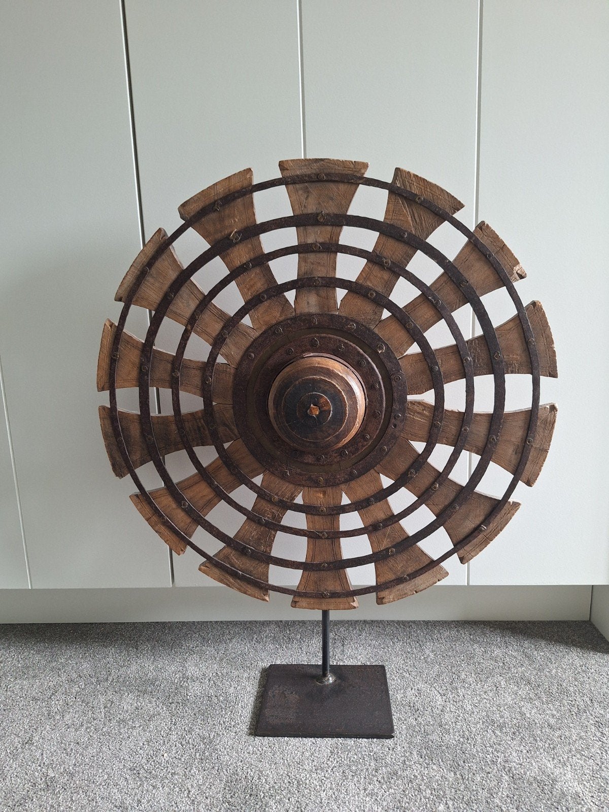 Decoratief houten en metalen wiel op standaard, Ophalen