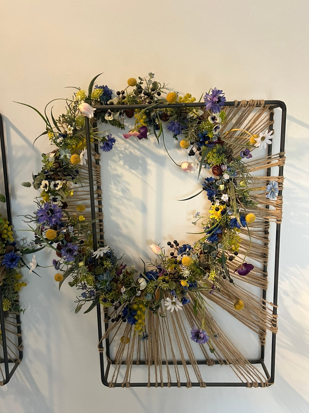 Wanddecoratie met bloemen en touw - Uniek design, Metaal, Meerkleurig, Decoratieobject, Ophalen of Verzenden