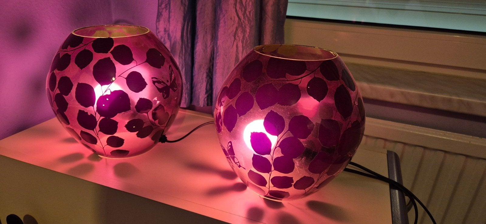 Set van 2 roze/paarse glazen lampen met vlinders, Ophalen, Gebruikt, Overige typen, E14 (klein)