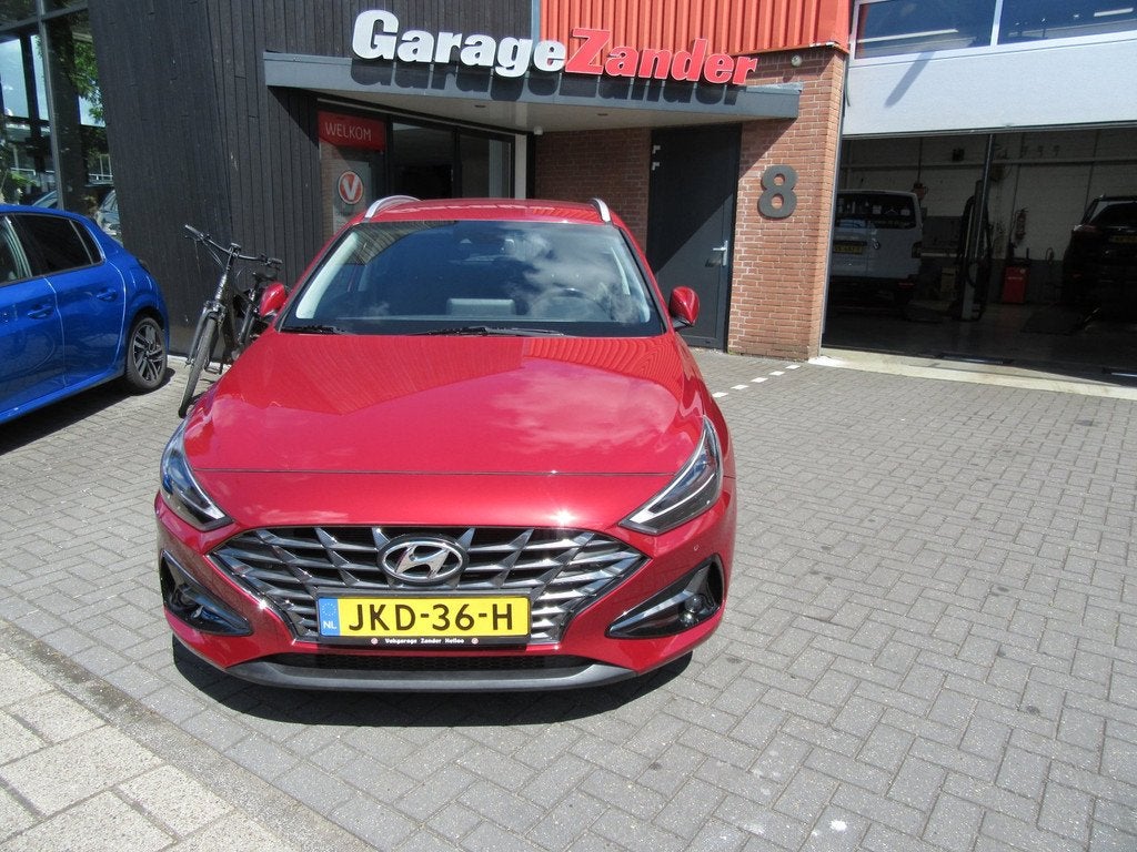Hyundai I30 1.5 T-GDi MHEV Premium Sky, Auto's, Hyundai, Gebruikt, 4 cilinders, Leder en Stof, Bedrijf