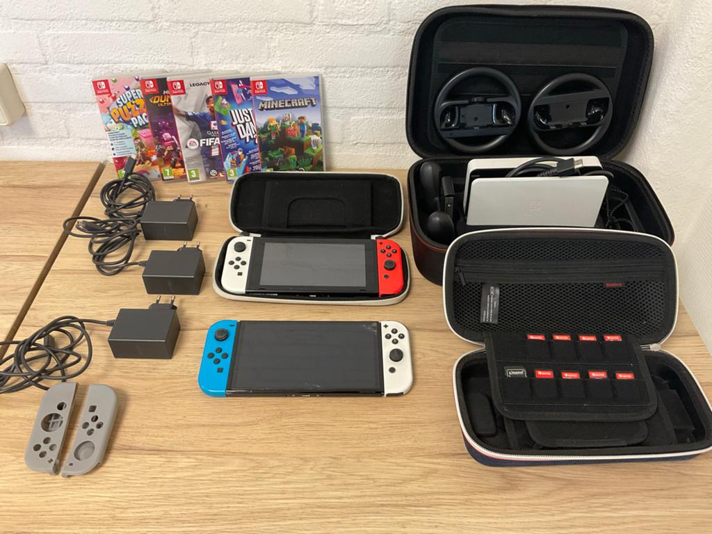 Twee Nintendo Switches met veel spellen en accessoires, Spelcomputers en Games, Verzenden, Switch Original, Met 3 controllers of meer