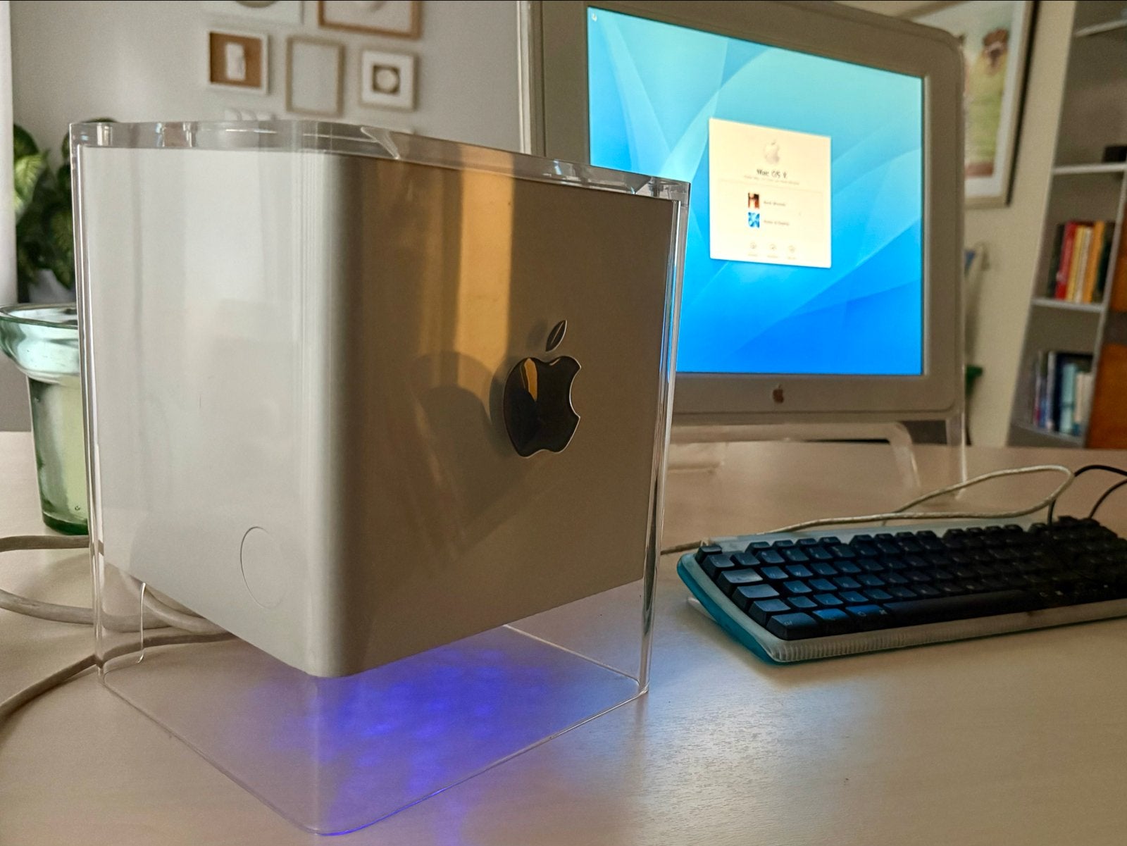 Apple Power Mac G4 Cube, puntgaaf, met Studio Display, Ophalen