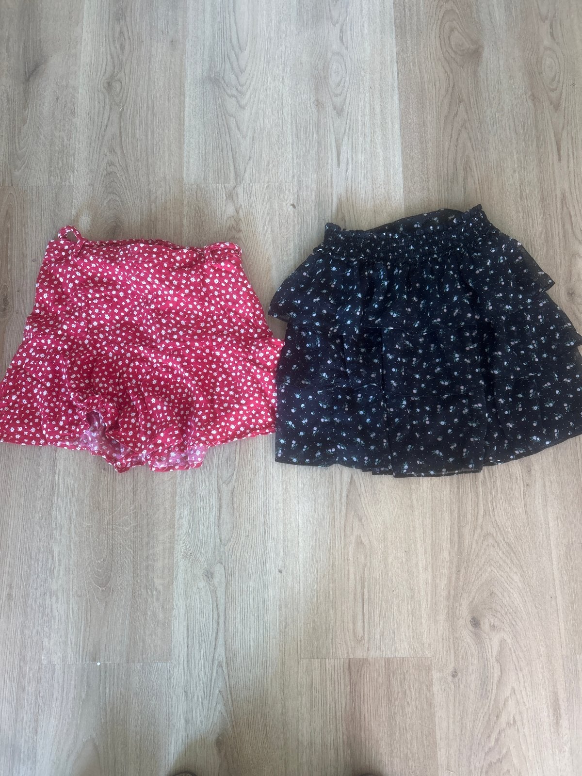 Zomerse rokjes: rood bloemenprint (Zara) & zwart (H&M), Maat 38/40 (M), Ophalen of Verzenden, Gedragen, Boven de knie