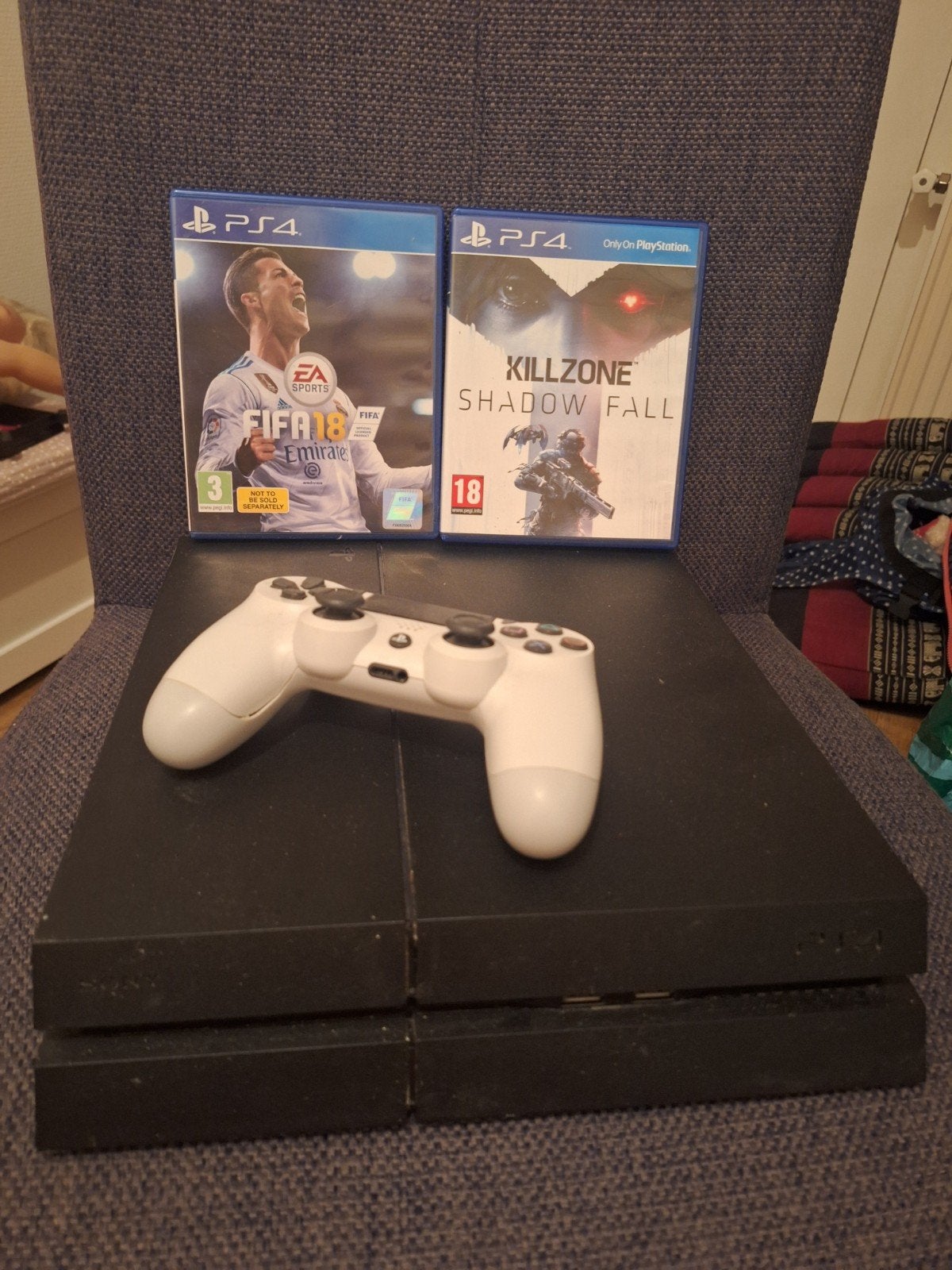 PS4 met controller en 2 games (FIFA 18, Killzone), Online, Gebruikt, Vanaf 18 jaar, 1 speler