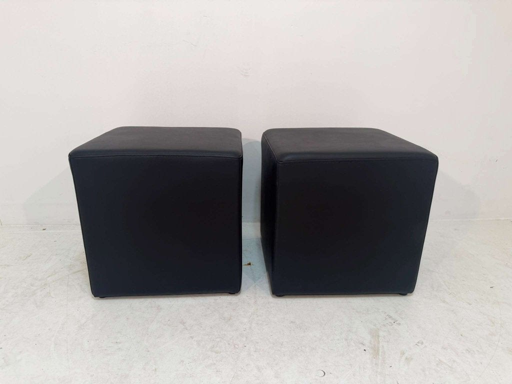 2x Poef sky-leder zwart €30,- p/st, Niet ingevuld, Niet ingevuld, Niet ingevuld