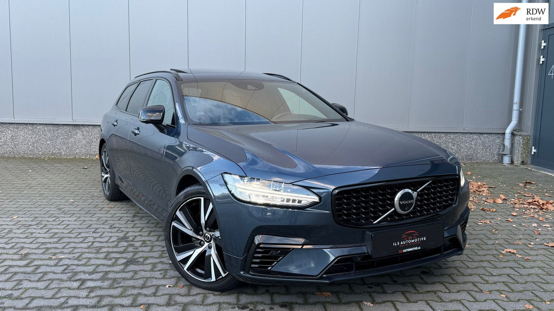 Volvo V90 T6 Recharge R-Design AWD 341pk Pano HUD 360° Trek, Auto's, Automaat, Dealer onderhouden, 4 cilinders, 1969 cc
