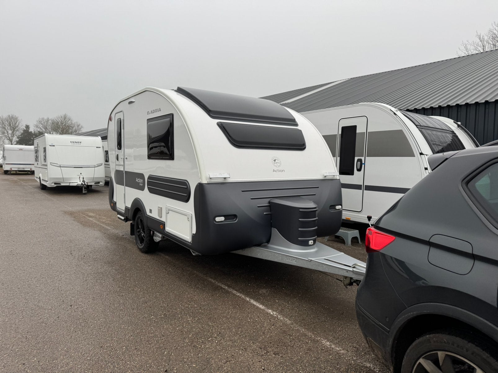 Adria Action 391 LH Sport 2022 +extra's lengte bedden 100km, Caravans en Kamperen, Caravans, Rondzit, Omvormbare zithoek, Airco