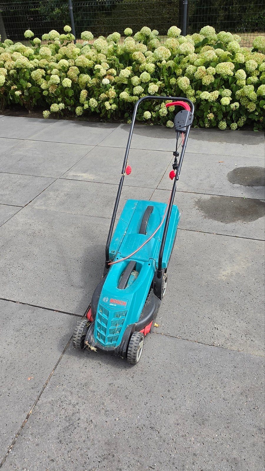 Bosch electric grasmaaier. Kapot, Tuin en Terras, Grasmaaiers, Ophalen, Cirkelmaaier, Gebruikt, Elektrische grasmaaier