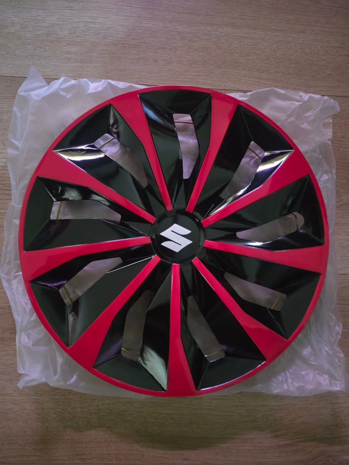 Set van 4 Suzuki wieldoppen 13 inch rood/zwart, Auto diversen, Wieldoppen, Ophalen of Verzenden