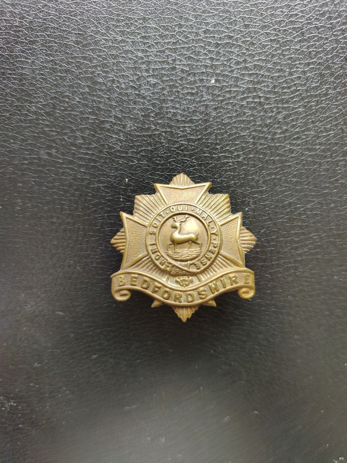 Originele koperen WW1 capbadge Bedfordshire Regiment, Ophalen of Verzenden, Landmacht, Engeland, Embleem of Badge