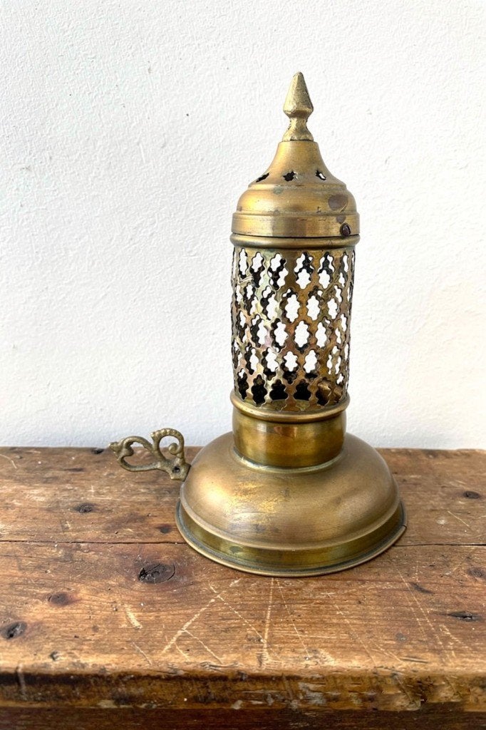 een messing kandelaar in een Arabische of Oosterse stijl., Gebruikt, Overige kleuren, Ophalen of Verzenden, Metaal