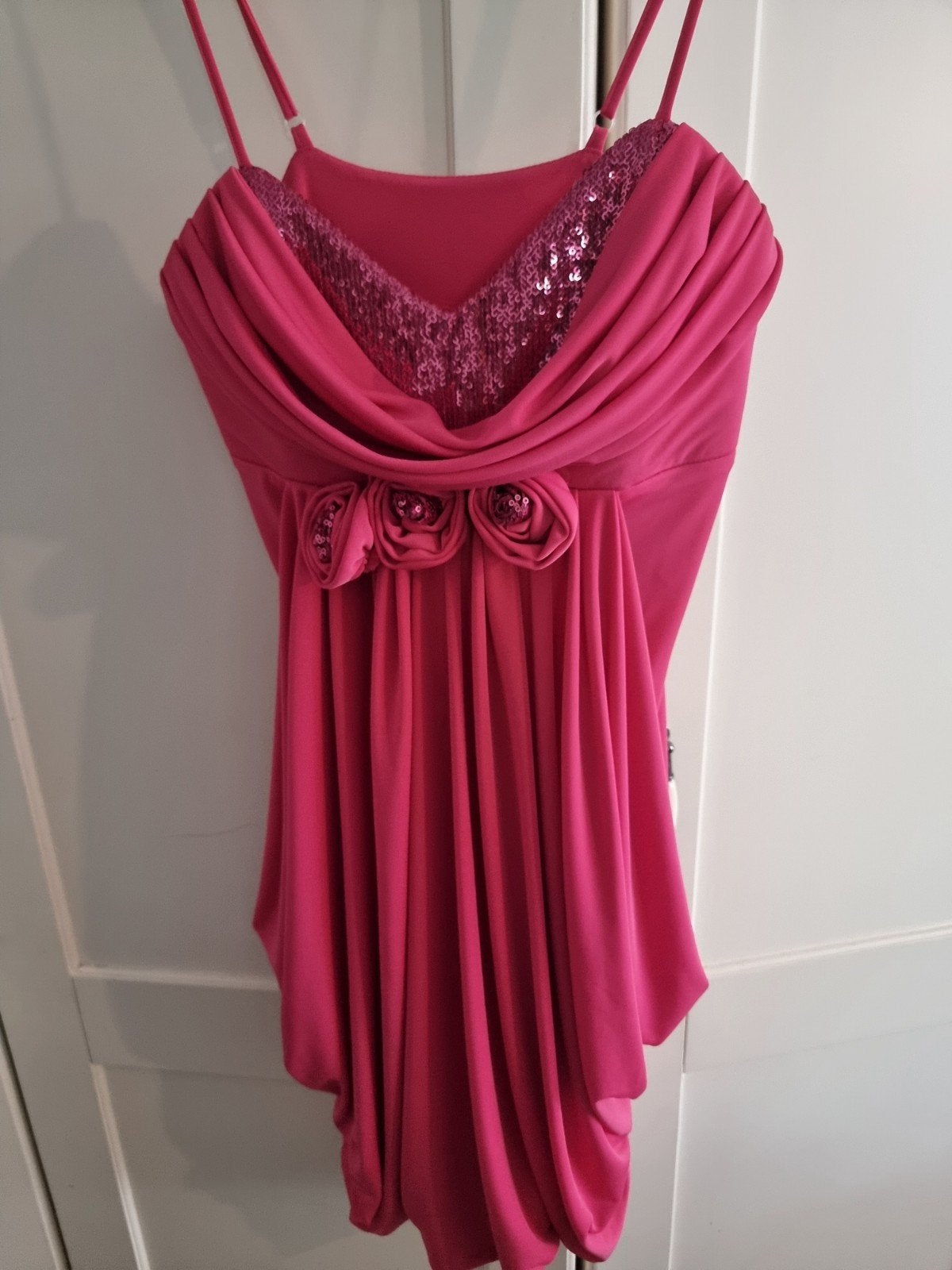 Felroze top met voorgevormde bh, glitter en bloemen XS/S, Ophalen of Verzenden, Merkloos, Roze, Zonder mouw